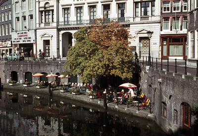 856849 Gezicht op het terras aan de Oudegracht te Utrecht ter hoogte van de Stadhuisbrug.
